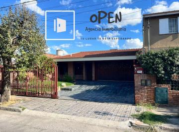 Casa · 293m² · 8 Ambientes · 4 Cocheras · Excelente Casa en Venta en Villa Cabrera | 5 Dorm. | Pileta, Quincho, Sótano y Cochera Para 4