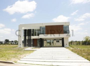 Casa · 210m² · 7 Ambientes · 2 Cocheras · Casa en Venta en Brandsen Área 60.