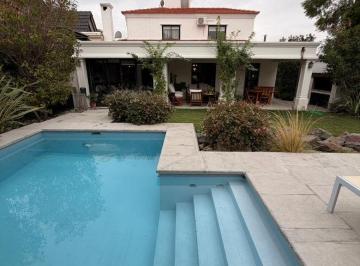 Casa de 4 ambientes, Godoy Cruz · Lindísima Casa en Palmares! con Pileta y Fogón!