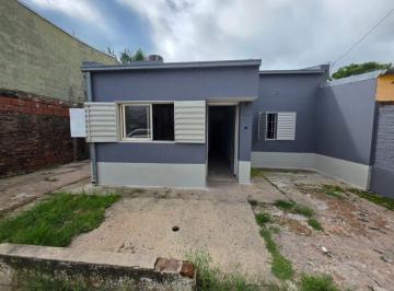 Casa de 5 ambientes, Recreo · Casa en Pje. 4 de Diciembre 1400 - 3 Dorm, 1 Baño, Patio y Doble Cochera!