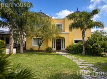 Casa · 180m² · 4 Ambientes · 3 Cocheras · Venta o Alquierl Casa 4 Ambientes en Barrio San Alfonso. Posibilidad de Financiar