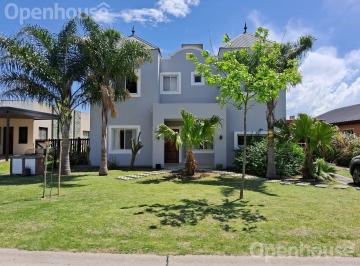 Casa · 180m² · 4 Ambientes · 3 Cocheras · Venta o Alquierl Casa 4 Ambientes en Barrio San Alfonso. Posibilidad de Financiar