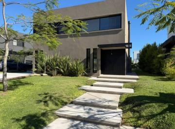 Casa · 202m² · 4 Ambientes · 3 Cocheras · Casa en Venta en Los Castaños 4 Amb Dep y Piscina.