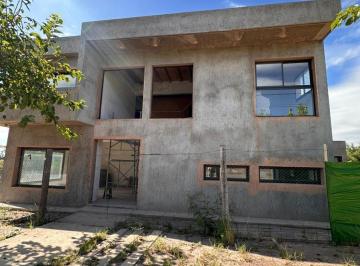 Casa · 270m² · 8 Ambientes · 2 Cocheras · Casa en Chacras de Coria