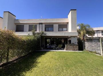Casa · 148m² · 7 Ambientes · 2 Cocheras · Duplex en Venta Barrio Rincón de Araóz 3 Dorm.