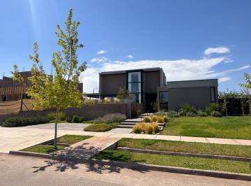 Casa · 407m² · 5 Ambientes · 2 Cocheras · Casa en Venta en Barrio Privado en Lujan de Cuyo Vistalba Mendoza