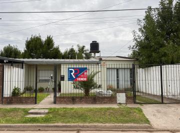 Casa · 65m² · 3 Ambientes · 1 Cochera · Oportunidad! Casa con Todos Los Servicios! - Escucho Oferta!