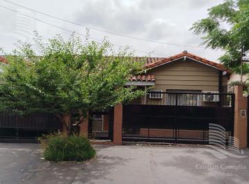 Casa · 142m² · 4 Ambientes · 2 Cocheras · Chalet Renovado en Boulogne - San Isidro