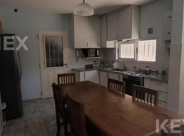 Casa · 130m² · 5 Ambientes · 1 Cochera · Casa en Venta Los Hornos | 3 Dorm. | Garaje y Patio Arbolado