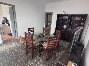 En el corazón de la ciudad, se encuentra una magnífica casa de 4 ambientes en ve · Casa de 4 Ambientes en Excelente Estado y Cuenta con Una Cochera
