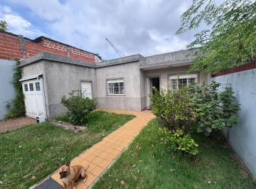Casa de 4 ambientes, Quilmes · Casa de 4 Ambientes en Excelente Estado y Cuenta con Una Cochera