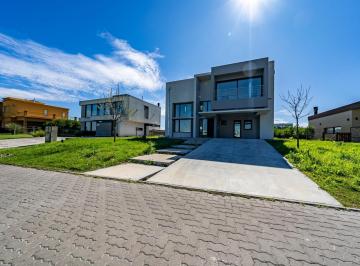 Casa · 228m² · 5 Ambientes · 1 Cochera · En Venta Casa 5 Amb a Estrenar en Villalobos