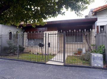 Casa · 144m² · 4 Ambientes · 1 Cochera · Venta de Casa 4 Ambientes con Patio, Quincho y Cochera