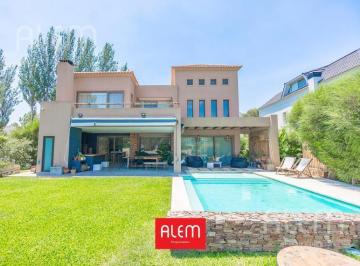 Casa · 340m² · 8 Ambientes · 2 Cocheras · Casa en Venta en Saint Thomas Canning