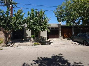 Casa · 167m² · 3 Ambientes · 1 Cochera · Venta de Casa en Dorrego, 3 Dorm.