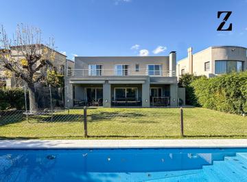 Casa · 270m² · 7 Ambientes · 2 Cocheras · Casa con Jardín en Venta Barrio Cerrado Isla del Sol