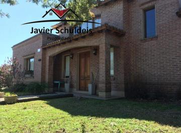 Casa · 230m² · 5 Ambientes · Excelente Casa en Calle 152 E/ 37 y 39, de 4 Dorm.!