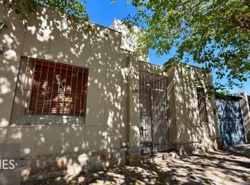 Casa de 4 ambientes, Dorrego · Casa en Alquiler C/ Cochera en Dorrego