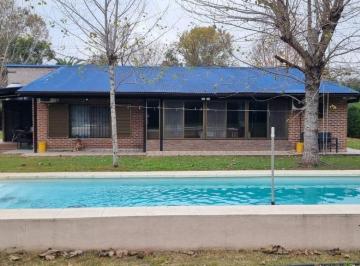 Casa · 238m² · 4 Ambientes · 1 Cochera · Casa Quinta en Venta 4 Ambientes González Catan con Jardin y Pileta