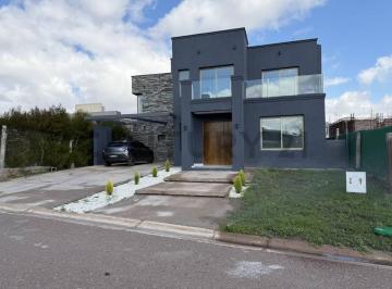 Casa · 270m² · 6 Ambientes · Alquiler Casa a Extrenar Las Cortaderas 2 - Guaymallen