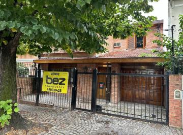 Casa · 175m² · 4 Ambientes · 1 Cochera · Casa en La Lucila - Vias/maipu