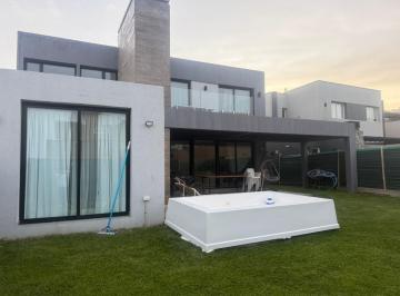 Casa · 200m² · 10 Ambientes · 2 Cocheras · Alquila Casa en Ciro de Vieytes - Barrio Privado