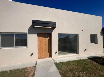 Casa · 691m² · 4 Ambientes · 1 Cochera · Casa en Venta a Estrenar, 3 Dorm. y Pileta B Don Mateo