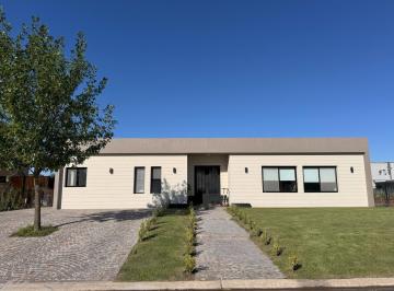 Casa · 200m² · 4 Ambientes · 1 Cochera · Haras Santa Maria, Barrio "El Molino"