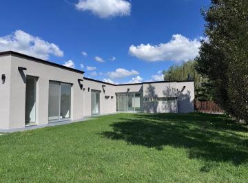 Casa · 135m² · 4 Ambientes · 4 Cocheras · Casa en Venta en San Sebastián | 4 Ambientes, Pileta, Jardín y Muy Luminosa