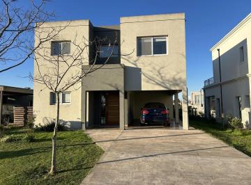 Casa · 210m² · 4 Ambientes · 3 Cocheras · Caca en Venta 5 Ab Santa Elena