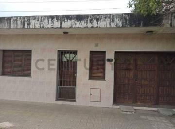Casa · 118m² · 6 Ambientes · 1 Cochera · Venta Casa a Reciclar Barrio Belgrano 2 Unidades con 2 Dorm. Cada Una