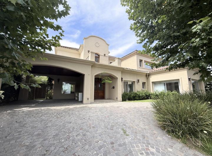 Casa · 290m² · 6 Ambientes · 2 Cocheras