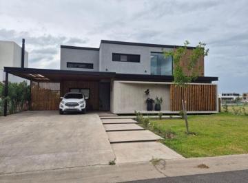 Casa · 220m² · 5 Ambientes · 4 Cocheras · Casa en Santa Ana
