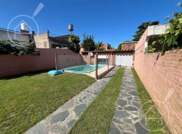 Casa · 109m² · 3 Ambientes · 2 Cocheras · Venta Casa Tres Ambientes Jardin Pileta Quincho Berazategui