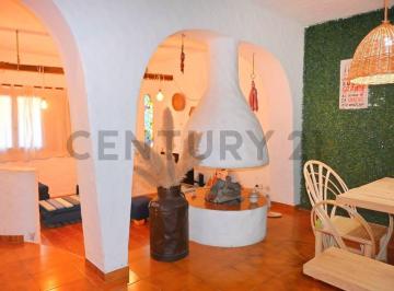 Casa · 320m² · 5 Ambientes · 2 Cocheras · Venta de Casa 5 Ambientes con Quincho y Estudio en Excelente Ubicación Lomas de Zamora
