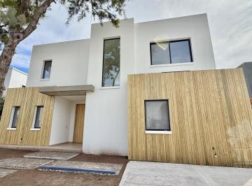 Casa · 239m² · 6 Ambientes · Casa en Venta en Laguna Grande - Villanueva