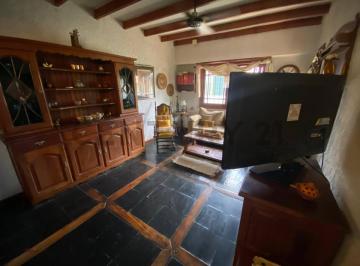 Casa · 110m² · 1 Ambiente · 1 Cochera · Chalet en Esquina 5 Amb en Banfield | 279 m² | Patio + Parrilla + Cochera | Apto Crédito