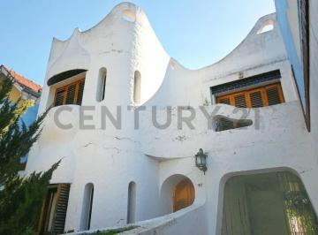 Casa · 320m² · 5 Ambientes · 2 Cocheras · Venta de Casa 5 Ambientes Lomas de Zamora. Quincho y Estudio en Excelente Ubicación