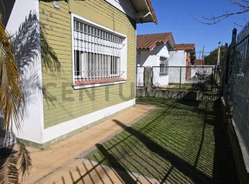 Casa · 97m² · 4 Ambientes · 1 Cochera · Venta de Casa en Banfield 4 Ambientes a - Gran Lote con Salida a Dos Calles.