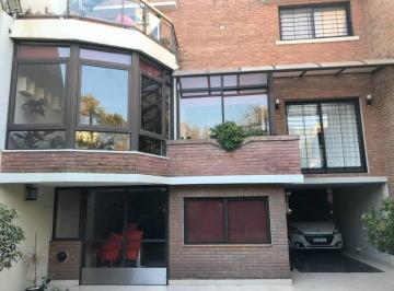 Casa · 278m² · 7 Ambientes · 2 Cocheras · Plaza 1700 - Impecable Casa de 280 m² Cubiertos con Gran Jardín - 4 Dorm. y 2 Cocheras