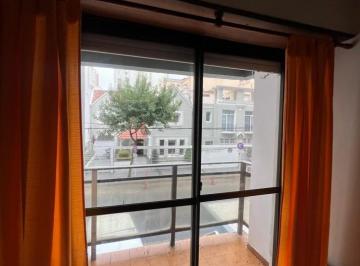 Departamento · 50m² · 2 Ambientes · Alquiler 24 Meses - Depto Dos Ambientes con Patio y Balcon - Plaza Colon
