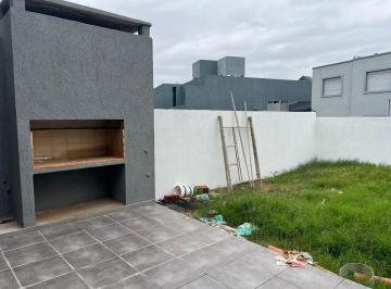 Casa · 170m² · 4 Ambientes · 2 Cocheras · Dúplex a La Venta a Estrenar Country Claros del Bosque