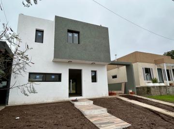 Casa · 156m² · 5 Ambientes · 2 Cocheras · Casa de 3 Dorm. a Estrenar en Villa Catalina