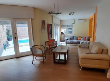 Casa · 133m² · 4 Ambientes · 1 Cochera · Casa en Venta en Martinez Residencial Actualizada