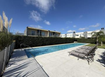 Casa · 130m² · 4 Ambientes · 1 Cochera · Casa en Spring Park