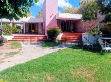 Casa · 250m² · 7 Ambientes · 2 Cocheras · Casa en Venta en Calle Pueyrredón – Chacras de Coria