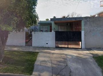 Casa · 105m² · 4 Ambientes · Casas en Venta - 2 Dorm. 2 Baños - 300 m² - Morón