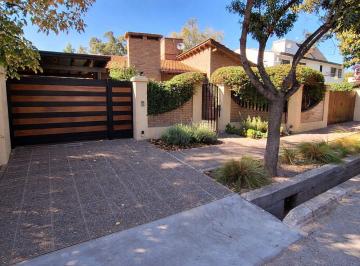 Casa · 320m² · 5 Ambientes · 2 Cocheras · Casa en Chacras de Coria Barrio