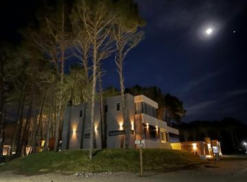 Casa · 335m² · 5 Ambientes · 2 Cocheras · Casa en Venta en Pioneros Pinamar con Piscina y Parrilla