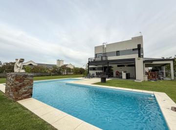 Casa · 210m² · 3 Ambientes · 5 Cocheras · Casa Santa Rita 5 Amb Galeria Parrilla Acero Permuta Caldera Grupo Electrogeno Domotica Exterior